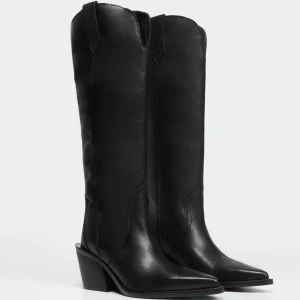 Slutsålda Knähöga Cowboy boots (Nyskick) - Svarta knähöga cowboy boots från mango, helt slutsålda! Sjukt snygga men tyvärr lite stora på mig så säljer därför, nyskick💕💕