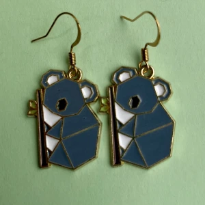 Koala örhängen 🐨 - Nickelfria krokar och fri frakt. 🐨