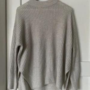 stickad tröja - säljer denna stickade tröja då den inte kommer till användning längre, den har en slits i kanten där nere💓 använd fåtal gånger