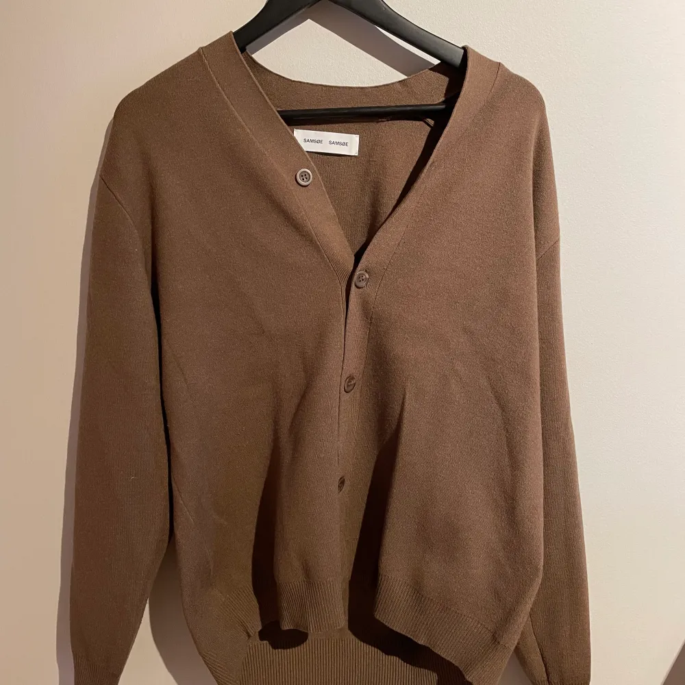 Säljer min bruna cardigan från Samsoe Samsoe i storlek S då den inte kommer till användning. Lite större i storleken därför ser den oversize ut på mig som brukar ha S. Använd 1 gång, inga defekter, är som en tröja i nyskick. Väldigt skönt material!. Neuleet.