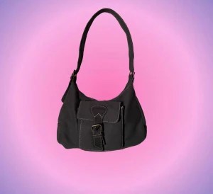 Minibag - Så söt marinblå minibag med fina detaljer på!😍🫶🏻 Väskan har 2 ytterfack och 2 innerfickor och är rymlig för storleken! Bandets längd går att justera lite grann. Bud är bindande! Så lägg inte bud om ni inte har pengar. Skriv priv vid intresse o frågor 💗🫶🏻