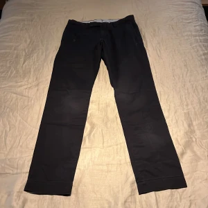 Polo Ralph Lauren chinos mörk blåa.  - Byxorna ser inte slitna ut och dom sitter bra. Storlek 29/32. 