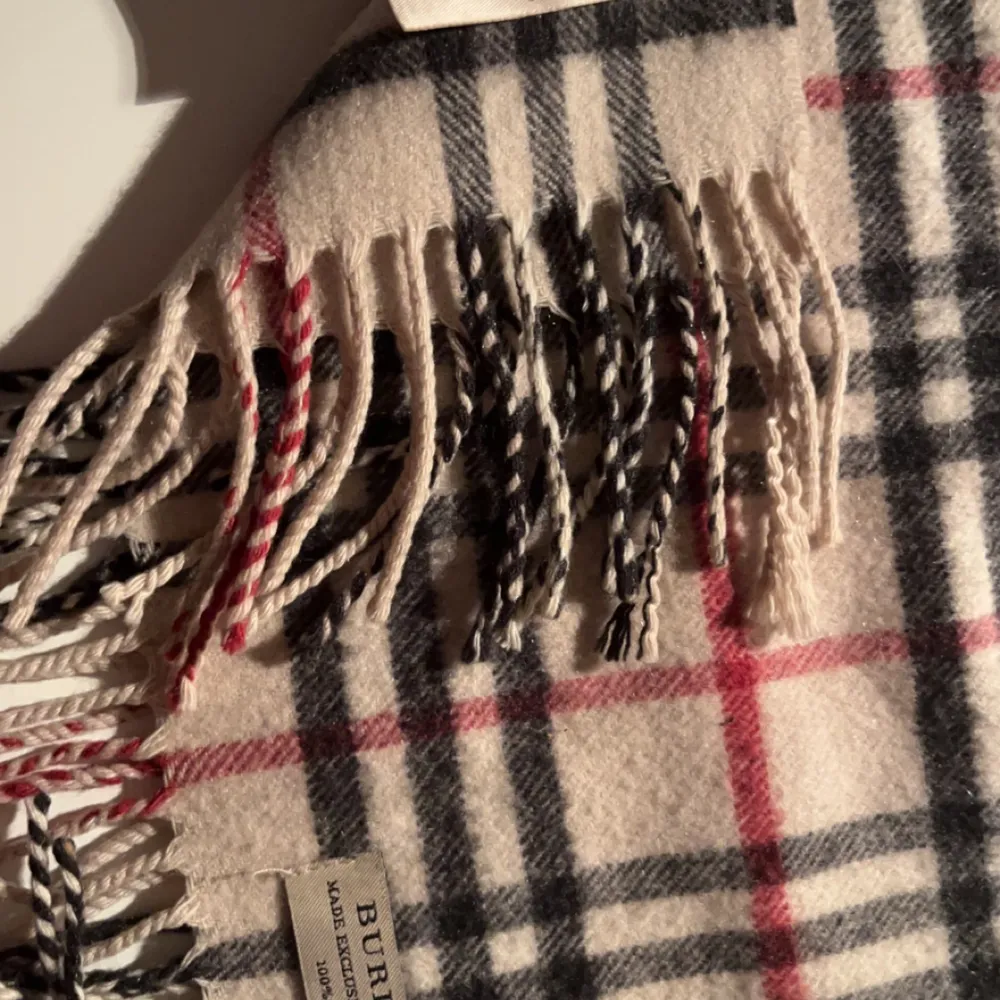 Säljer en nästan ny burberry halsduk som är i otrligigt bra skick nästan aldrig använt inga fläckar eller liknade.. Accessoarer.