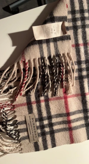 Burberry halsduk chasmere nypris 7700 (kolla sista bilden) - Säljer en nästan ny burberry halsduk som är i otrligigt bra skick nästan aldrig använt inga fläckar eller liknade.