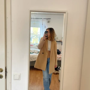 Rock från zara - Rocken är i hyfsat skick, det syns inga skador på plagget utifrån men innersömmen är sprucken. Säljer den då jag tycker den är något tajt kring armarna.