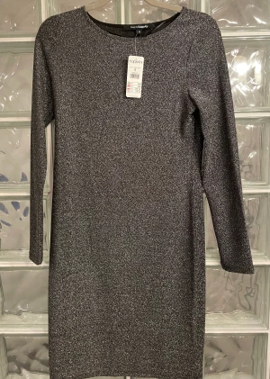 Festlig klänning - Glittrig klänning från Kappahl i stl S, aldrig använd. 