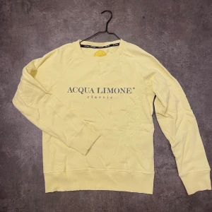 Aqua Limone collegetröja strl S  - Säljer min fina Aqua Limone collegetröja i storlek S. Den är använd endast ett fåtalgånger. Jättefin, men passar tyvärr inte mig längre 🥲 Hoppas den kan göra någon annan glad istället ❤️ Säljer den för 200kr, nypris är 999kr. Finns i Kungsbacka. Kan också skicka den 