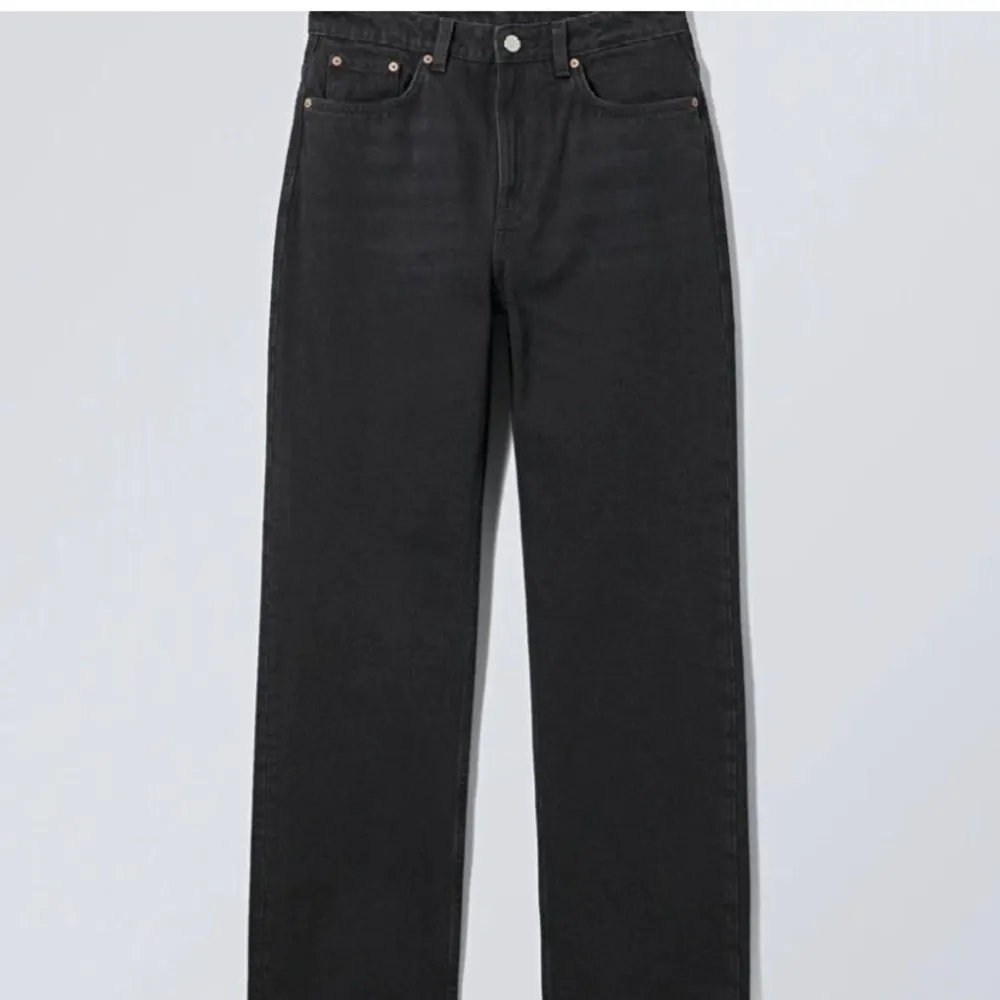 Säljer mina mid waist svarta jeans från weekday. Pris kan diskuteras, skriv om du har frågor😊(första bilden är lånad, skriv för egna). Jeans & Byxor.