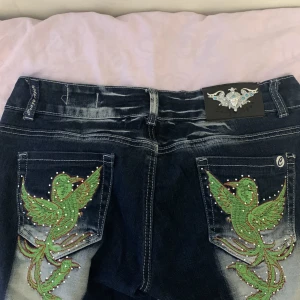 Crazy age jeans - AS SNYGGA  Crazy age jeans med lågmidja Strlk 29/30 och några  för långa på mig som är. 169.😩😍 Fläcken längst ned på höger ben är ej  permanent!