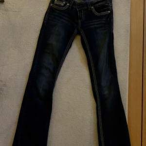 Sååå snygga o coola jeans som är från 90 talet. Märket Maurices. Tyvärr har dom blivit försmå för mig:(💓