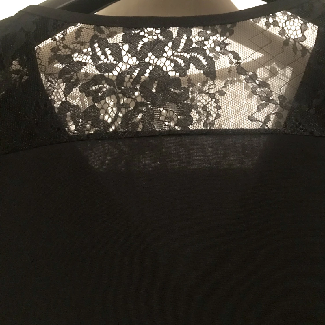 Svart blus med volang  - 91