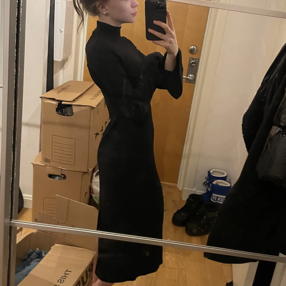 Helt ny svart slutsåld klänning från H&M i storlek XS. Så snygg tajt polo-klänning!!  Nypris 199kr och slutsåld på nätet!  Endast använd 1 gång, men är tyvärr lite för stor för mig. Klänningar.