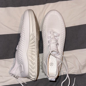 Sneakers  - Testade en gång! Vita sneakers 