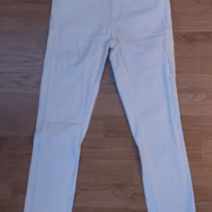 Vita jeans  - Har använts 1 gång Skriv till mig privat om ni har några frågor.