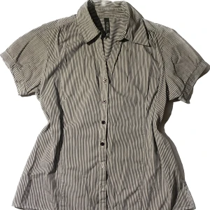 Randig skjorta  - Blå/vit randig (kvinno)skjorta 