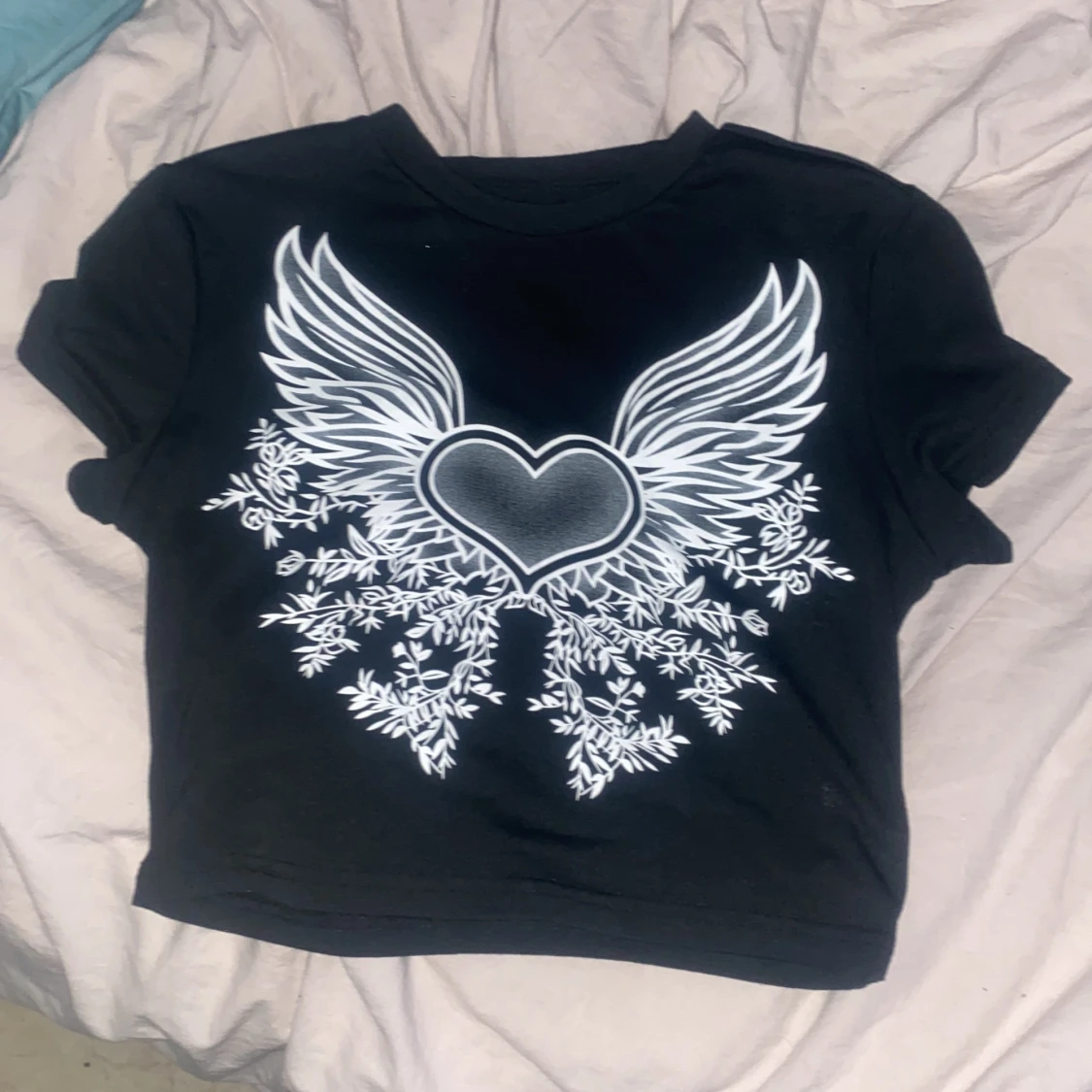 svart tröja med hjärta 