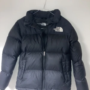 The North face puffer - A used tnf jacket in kids/youth size Xl ( fits like a normal size S ). Brand new price is about 2500kr. Doesn’t have any big signs of wear 8/10 con . Dm me if you have any questions or want more pictures !