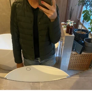 Uniqlo jacka  - Supersnygg mörkgrön Uniqlo jacka prefekt till våren eller att ha inomhus på vintern! Storlek xs, nypris 800kr  Säljer för 500kr! pris går att diskutera 