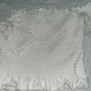 Crop top  - Vit Top från bikbok, använd en gång så i nyskick