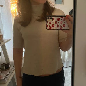 Stickad topp - Stickad topp med liten polokrage i storlek M från Ecoalf. Fraktar för 66kr💕