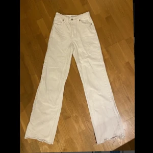Vita zara jeans, strl 38 - Säljer mina jättefina vita jeans som använts typ tre gånger då jag aldrig vågar ha vita jeans… nu har de tyvärr blivit försmå också så hoppas jag kan sälja dem vidare, synd att slänga så fina:/ köpta för 400kr