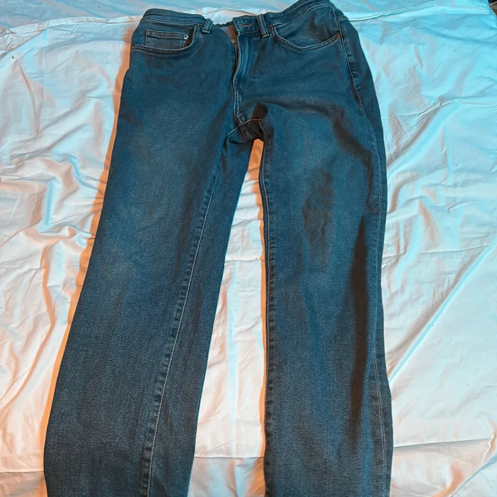 Mörkblå jeans från hm Storlek 30/32 Knappt använda  Regular fit. Jeans & Byxor.