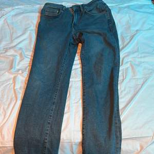 Mörkblå jeans från hm Storlek 30/32 Knappt använda  Regular fit