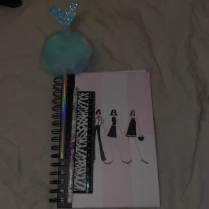 Skolkitt  - En perfekt present till dig som går i skolan eller ska börja i skolan. Ett skolkitt med linjal en penna och en anteckningsbok 