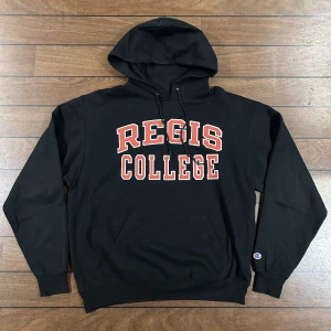 Champion Regis College Hoodie  - Snygg vintage Hoodie i storlek L den passar lite mer som en M i mitt tycke🙏 bara att skriva om du undrar något👍