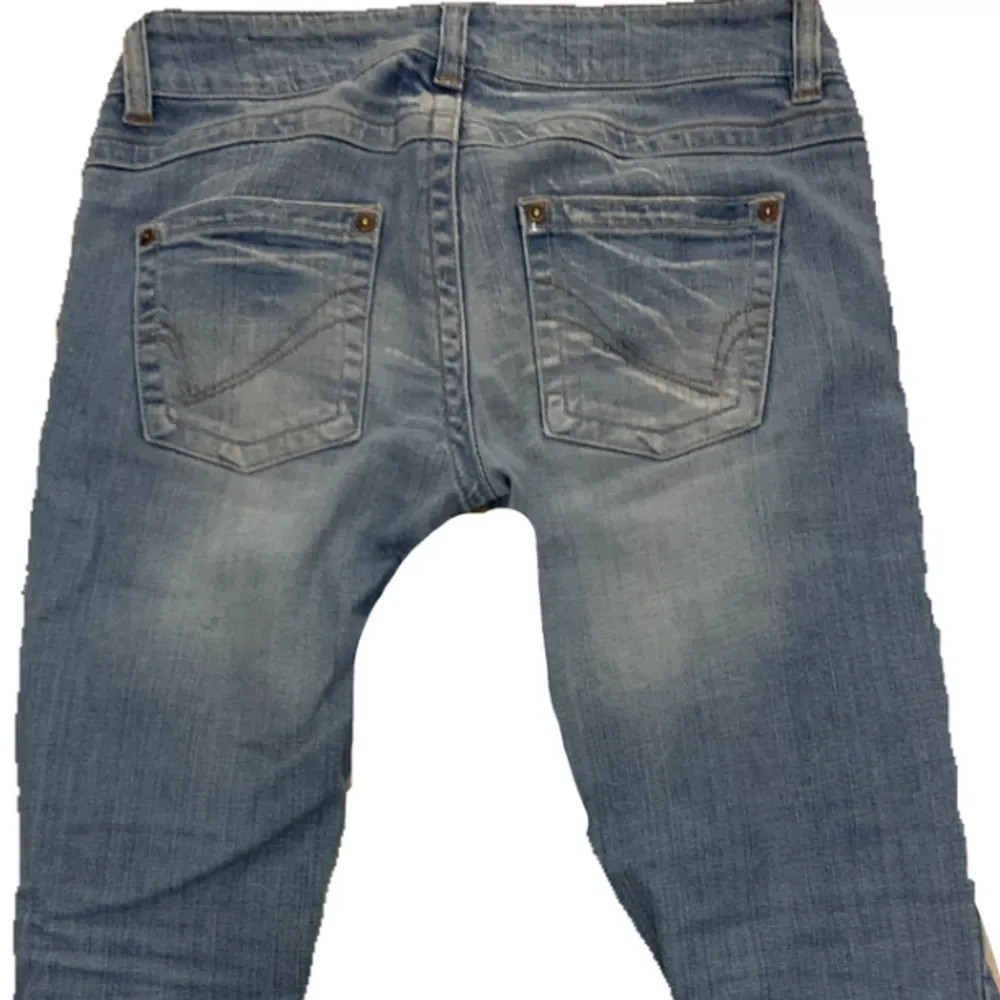 Lågmidjade ONLY- jeans i strlk 28 ⭐️⭐️. Jeans & Byxor.