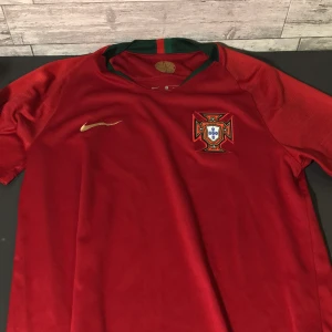 Fotbollströja  - Portugal match tröja  Storlek M i bra skick