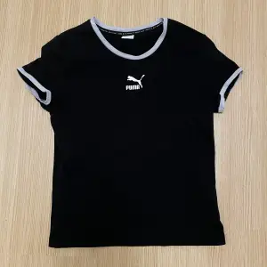 Säljer denna fina Puma t-shirt i storlek S! Inga fläckar eller andra defekter! 