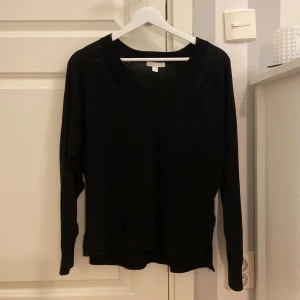 V-ringad tröja från H&M  - En tunn v-ringad tröja från H&M i storlek xs! Använd ett fåtal gånger men är i bra skick😇