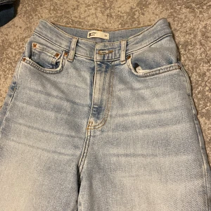 blå jeans från gina tricot - jeans från gina tricot storlek 34