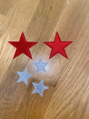 Strykpålappar - Tygbitar i form av stjärnor, dessa lägger du på en klädesplagg som design eller för att täcka över ett hål eller permanent smuts och stryker på de med strykjärn, kan verkligen piffa upp ett tråkigt plagg ❤️