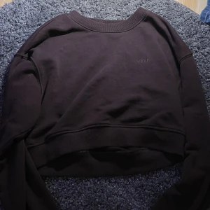 Brun tröja - Gullig o croppad. Använd ett par gånger men inga problem alls med den. 💕