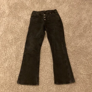 Svarta jeans från Zara - Jeans från Zara  Kostar 110kr  köpte de för 300kr Adväda enbart 3 gånger  Gråsvarta i nyansen Skriv i kommentarerna om ni är intresserade!😊🎊😍