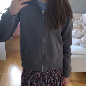 Grå zip hoodie - Fin grå zip hoodie från hm, storlek xs men sitter större. Inga defekter och perfekt skick❤️