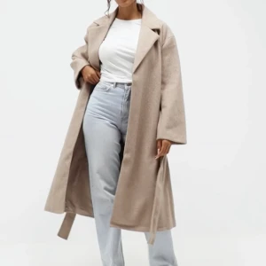 Gina tricot Kappa - Så fin oanvänd kappa. (Bilder kan skickas efter efterfrågan) aldirg använd och så fint skick. Storlek M Nypris: 699kr. Säljer för 399kr 