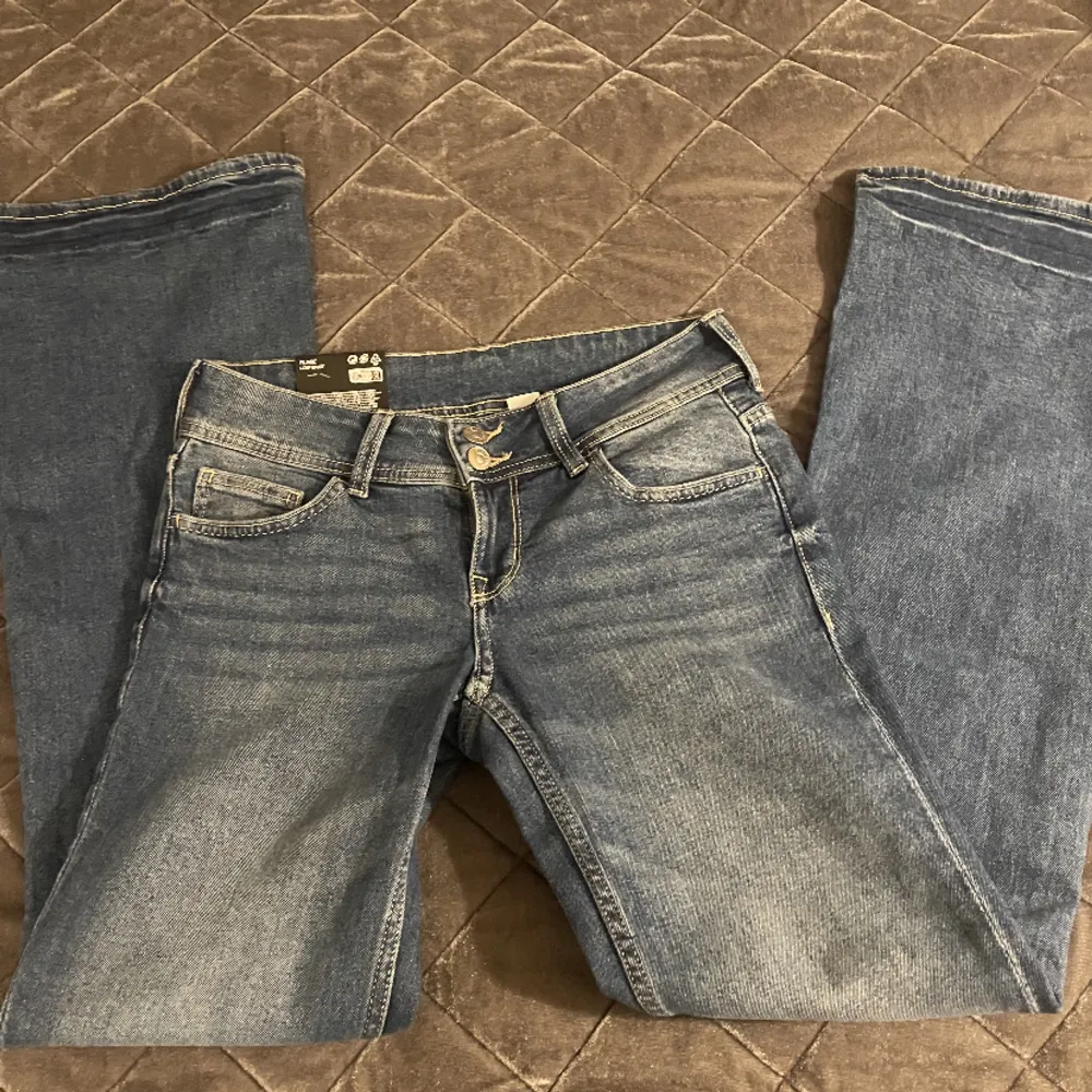 Säljer min tvärsnygga jeans från H&m som jag köpte men dom tyvärr var förlånga för mig 💕 skulle säga att dom passar xs-m men är strl S 😍 skriv privat vid snabbköp 580 🤩. Jeans & Byxor.