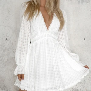 Studentklänning  - Såå fin studentklänning från Dennis Maglic. Fint skick, bara använt 1 gång, inga fläckar!. Så skön och luftig (passar studenten) hade på mig hela dagen och var aldrig obekväm. Nypris 800kr. Säljer för 350kr. storlek M (liten i storlek) kan skicka bilder! 