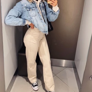 Beiga jeans - Säljer mina Weekday jeans i modellen rowe. Säljer pga lite små. Annars fint skick!🥰🥰W24L30 (XS)