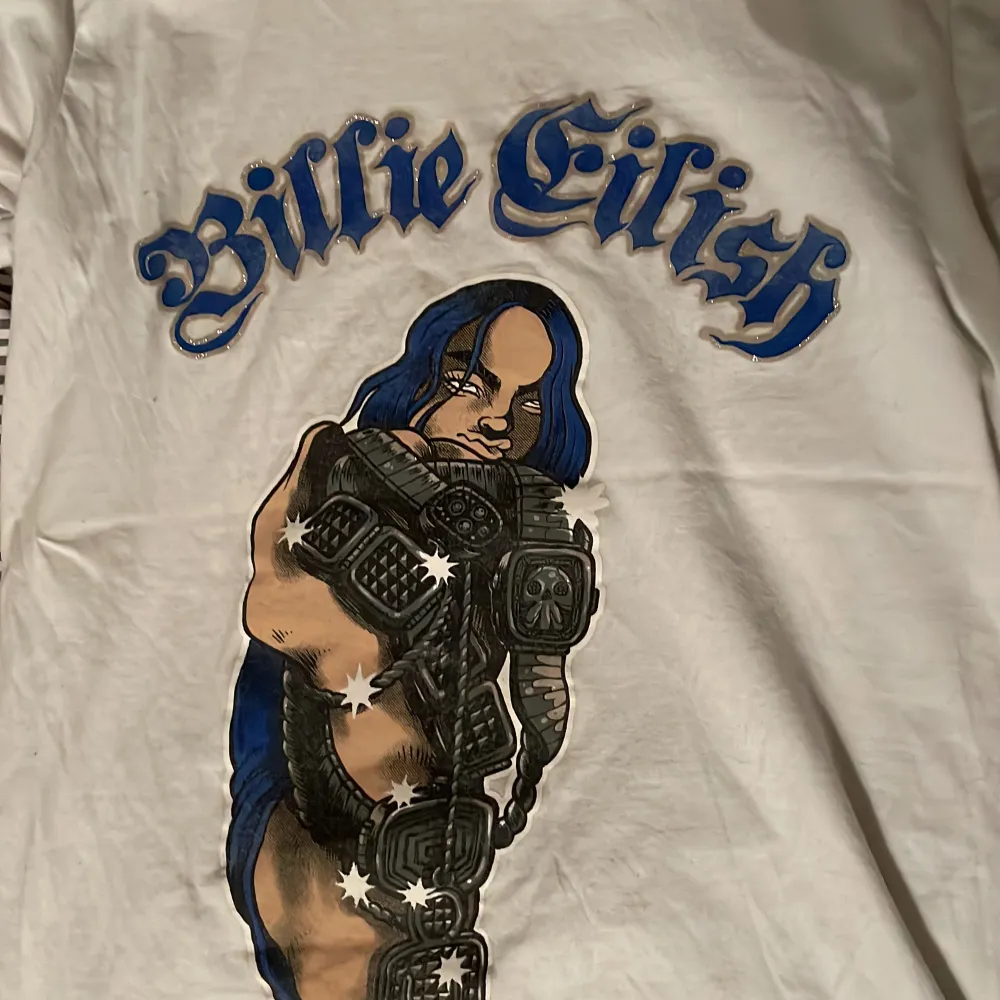 Jag säljer min snygga billie eilish t-shirt. Säljer pga att den inte kommer till användning. Bra skick (har bara använt några få gånger), men säljer den ganska billigt pga att den är köpt för ungefär 1,5 års sen. Köparen står för frakten 😁. T-shirts.