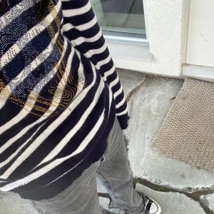 Zadig tröja - Intressekoll zadig tröja. Nyskick i Kashmir. Nypris ca 3000. Säljer vid bra bud❤️