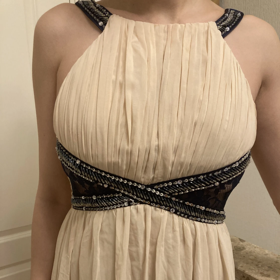 Vacker långklänning i beige - 90