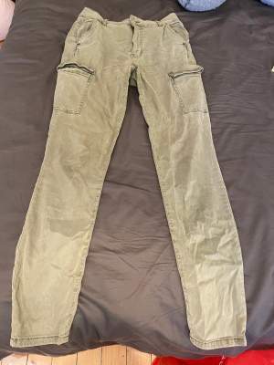 Gina Tricot militärgröna crago jeans strlk 38