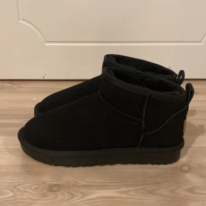 Uggs vinterskor - Ett par fakeuggs som är helt oanvända pga att jag råkade beställa fel färg. Super mjuka inuti och passar perfekt på mig som är cirka en 37,5. Har bra fäste och är jättevarma. Har dem bruna och älskar dem⭐️