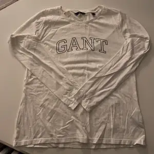 En vit långärmad tröja köpt från GANT (äkta) i bra material och skick. Endast använd en gång. Mycket tunn och skön! Nypris ca 500kr. Priset kan alltid diskuteras!