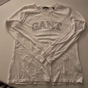 GANT långärmad tröja (strl. M) - En vit långärmad tröja köpt från GANT (äkta) i bra material och skick. Endast använd en gång. Mycket tunn och skön! Nypris ca 500kr. Priset kan alltid diskuteras!