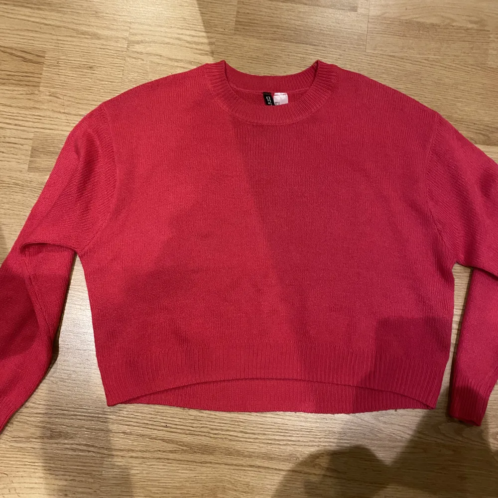Stickad rosa tröja ifrån H&M i storlek S, är lite nopprig annars bra skick (nypris 149kr) . Stickat.